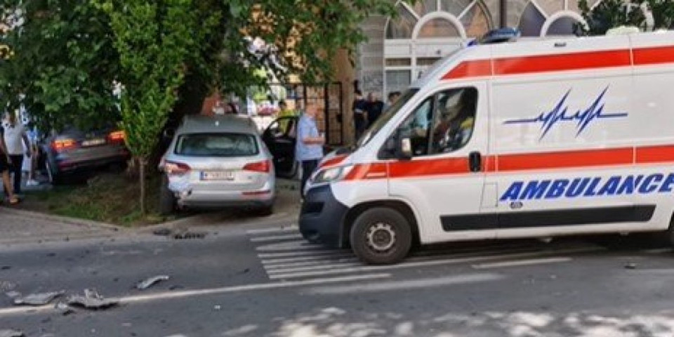 Dve osobe povređene u Novom Sadu: Sudar dva vozila, oba sletela sa puta (VIDEO)