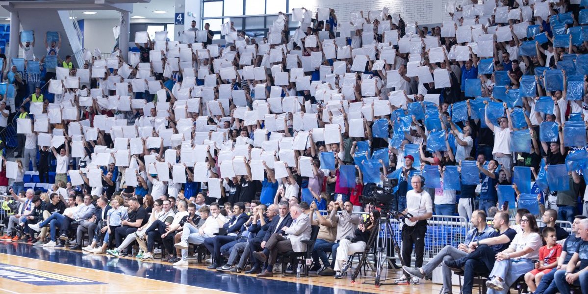 Skupa fotka! Košarkaške legende prate meč Budućnosti i Partizana (FOTO)