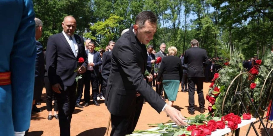 Potpredsednik Vlade  Vulin u Donjoj Gradini odao poštu žrtvama genocida nad Srbima, Jevrejima i Romima