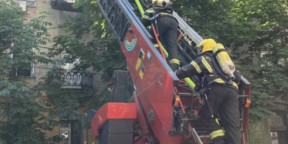 Bukti požar na vrhu zgrade na Voždovcu: Na teren izašlo 16 vatrogasaca-spasilaca