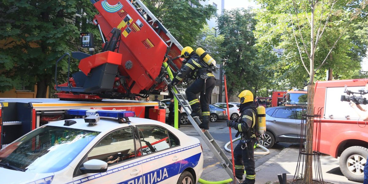 Požar u stanu na Novom Beogradu! Na terenu tri vatrogasna vozila: Ovako se vatra proširila!