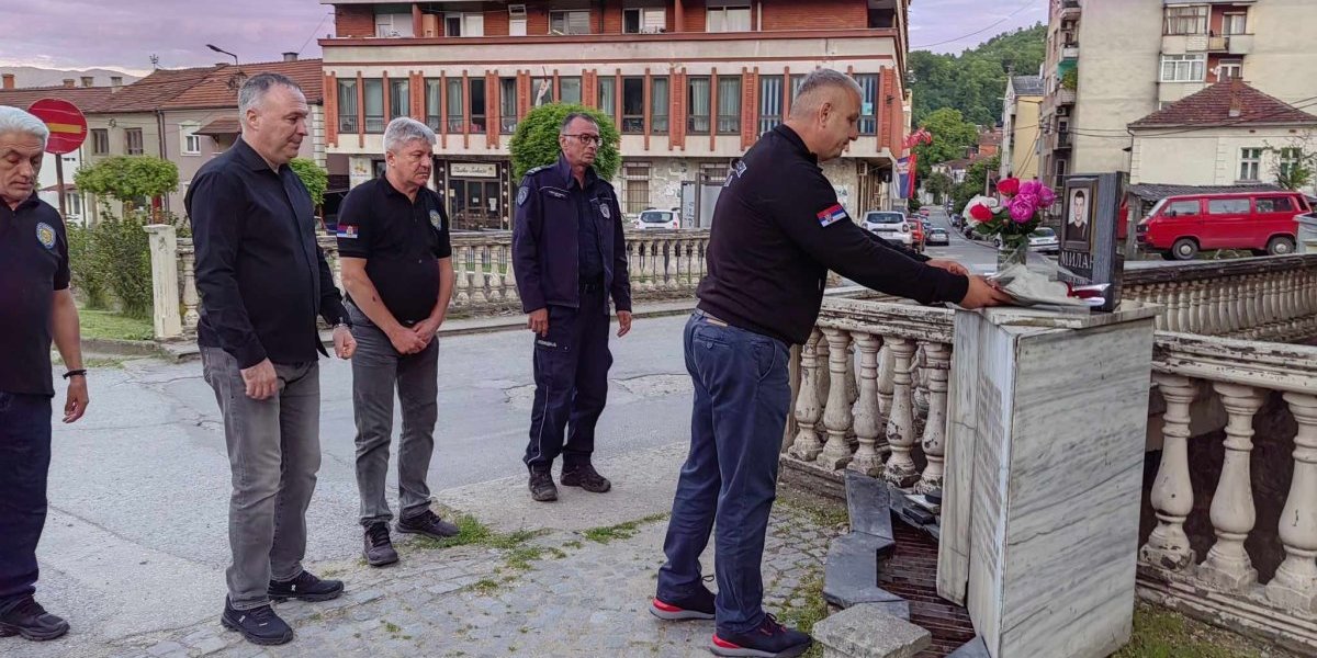 I pripadnici Posebnih jedinica policije položili su cveće na mestu gde su stradali Milan i Goga