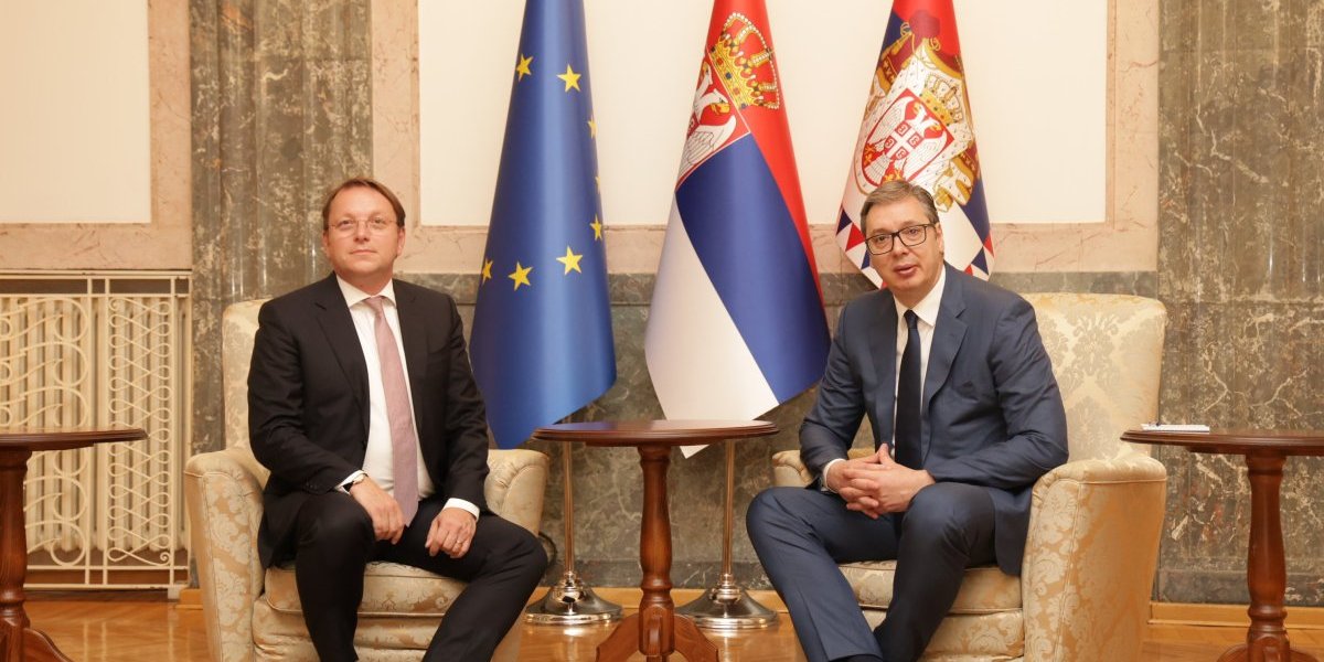 Predsednik Vučić se sastao sa Oliverom Varheljijem