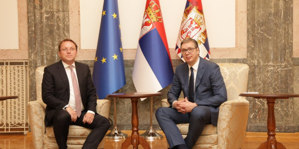 Vučić se sastao sa Varheljijem u Briselu