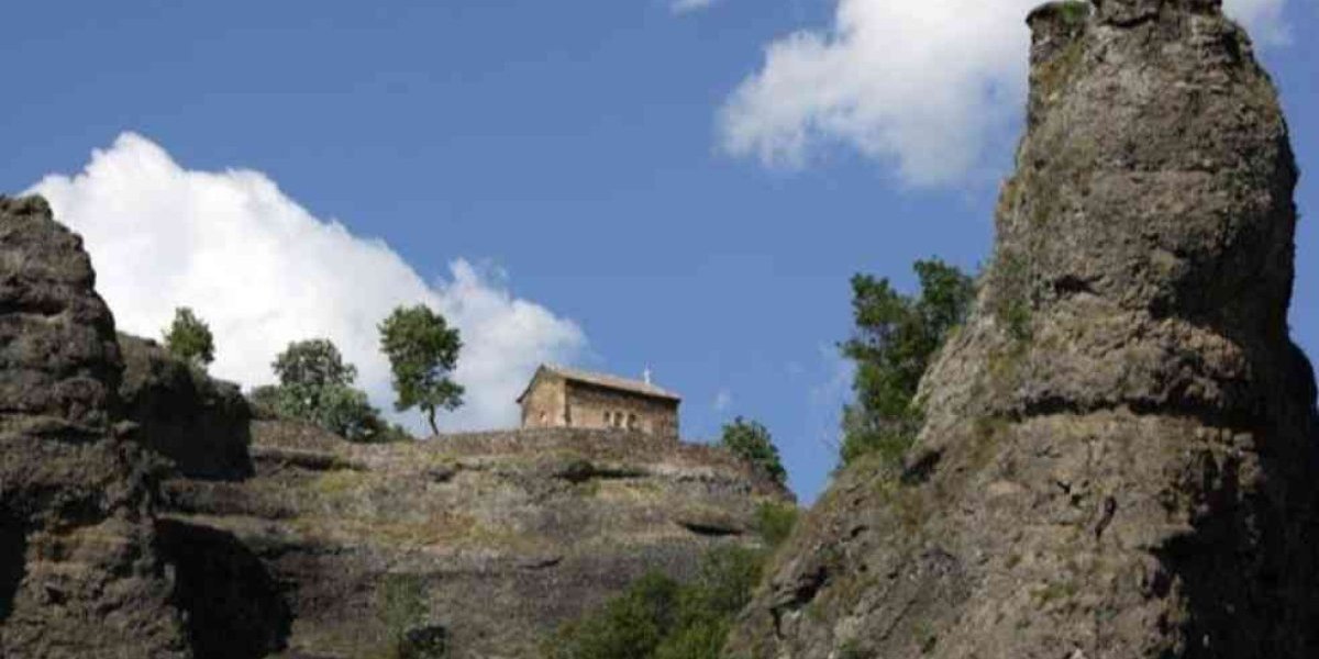 Za ovo mesto na jugu Srbije kažu da je ukleto! Jeziva priča o Vražjem kamenu