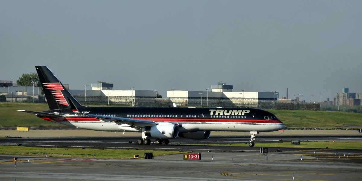 Trampov avion udario u parkiranu letelicu na aerodromu na Floridi! Da li je Tramp bio u "boingu 757"!?
