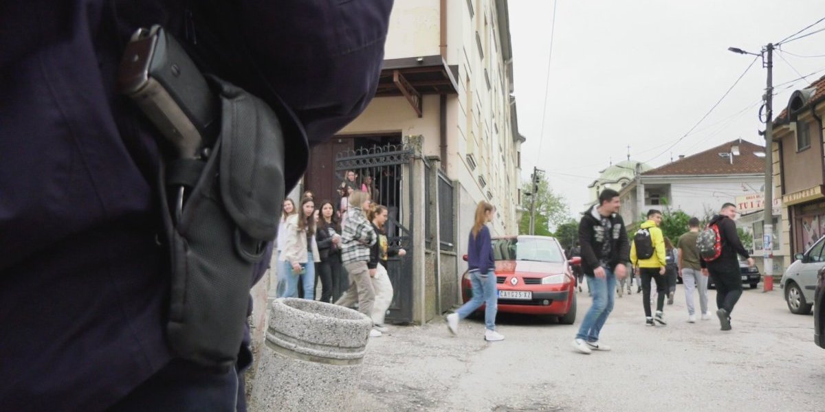 Naoružan i drogiran sedeo u kafani! Policija u Kraljevu razoružala mladića, unjegovom stanu pronađeni narkotici!