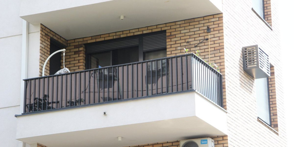 Snimak iz Trstenika postao viralan: Otvorila vrata terase, pa istresla ovo na trotoar (VIDEO)