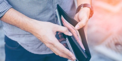 Zvanični srednji kurs dinara za evro iznosi 117,2058 dinara