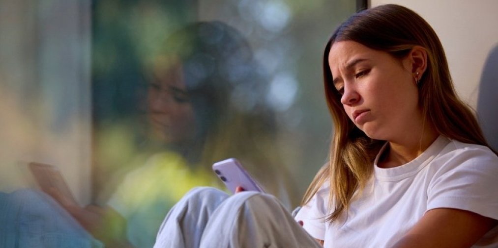 Tinejdžeri se masovno samopovređuju: Devojčice dominiraju - Ovo je jezivo