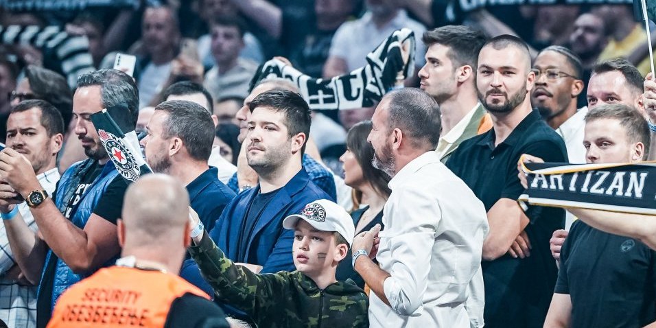 Arena okupila poznate face! Ljubimci "grobara" su tu, ali jedan fudbalski as se posebno izdvaja (FOTO)