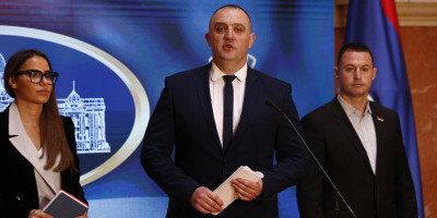 Monstrumi blokaderi koji su pre dva dana napadom na kuće predsednika SNS Miloša Vučevića i gradonačelnika Novog Sada, Žarka Mićina, započeli fizičke obračune sa neistomišljenicima, sada nastavljaju i da obeležavaju njihove kuće.