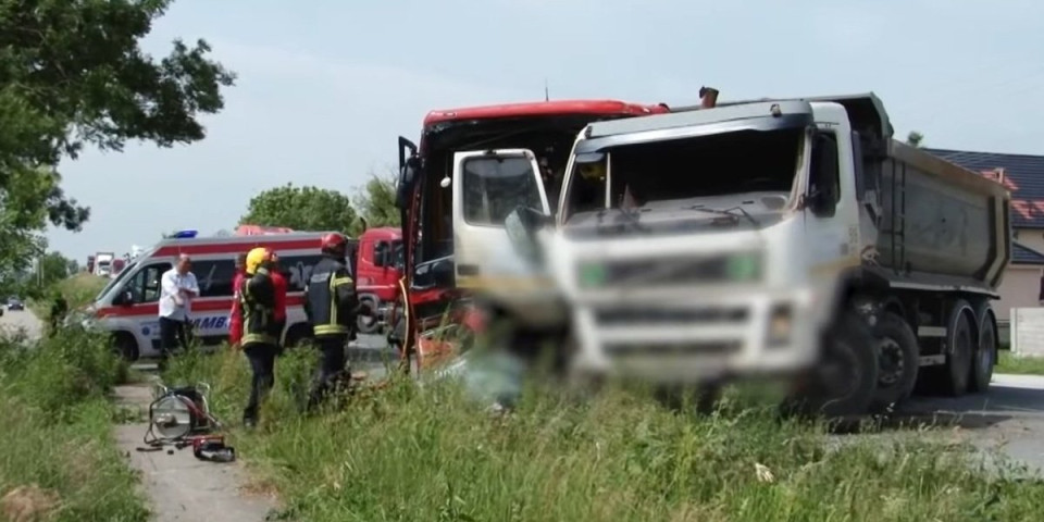 Prvi snimak sa mesta teškog udesa kod Obrenovca! Vatrogasci sekli autobus da izvuku telo nastradalog vozača (VIDEO)