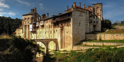 Viši sud u Leskovcu ukinuo je presudu kojom je V.S. iz ovog grada osuđen na novčanu kaznu od 100.000 dinara zbog krađe ikone Bogorodica sa Hristom koju je prošle godine u Srbiju doneo pokojni monah sa Hilandara Velikosimnik Simeon Kraijnović.