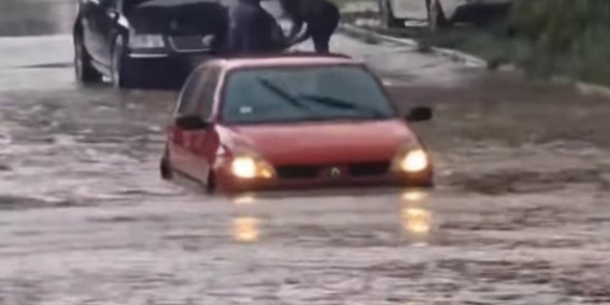 Stravično nevreme u Užicu: Vatrogasci spasili tročlanu porodicu! (FOTO)