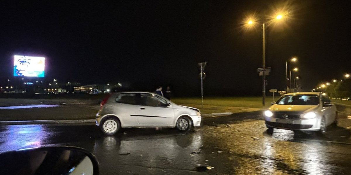 Na kružnom toku u Novom Sadu večeras se dogodio udes! Nema povređenih, uviđaj je u toku! (FOTO)