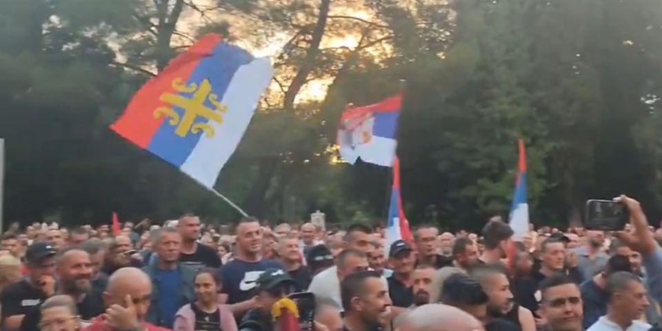 Građani Crne Gore ispred zgrade Vlade prate glasanje o rezoluciji u GS UN