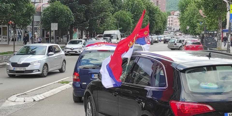 Srbi izašli na ulice Kosovske Mitrovice: Vijore se trobojke, podrška Vučiću i njegovoj borbi u UN (FOTO+VIDEO)