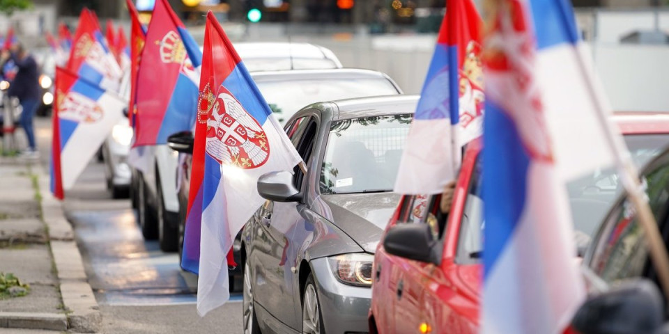 Srpske trobojke se vijore Beogradom! Narod izašao na ulice i poslao jasnu poruku! (FOTO, VIDEO)