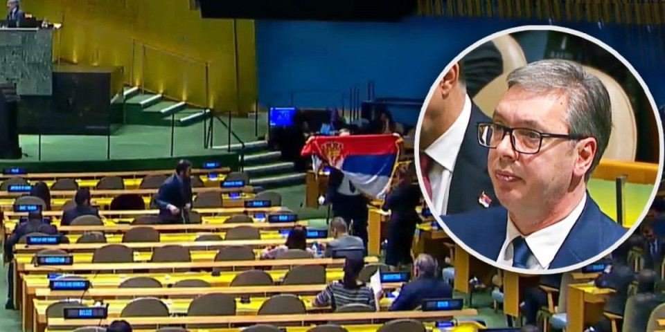 Tri prsta i srpska trobojka oko vrata! Ovako je predsednik Vučić poslao jasnu poruku Ujedinjenim nacijama nakon završene sednice GS UN! (FOTO)