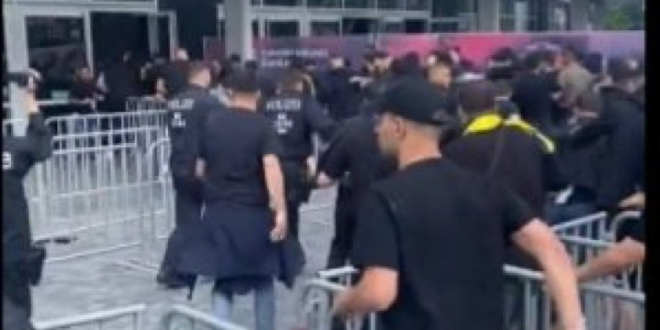 Makljaža u Berlinu! Navijači Fenera krenuli ka Grcima, reagovala policija (VIDEO)