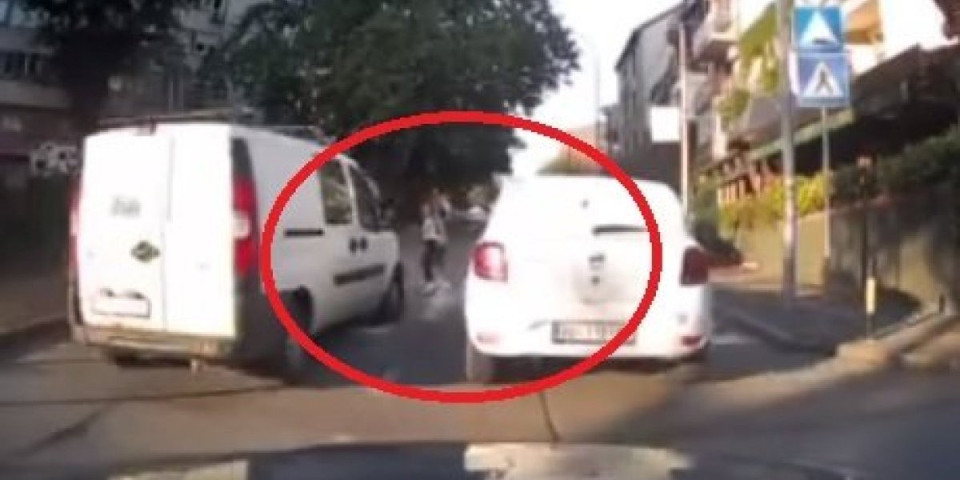 Umalo da na pešačkom pokosi ženu sa decom! Brze noge spasile su ih od  točkova bahatog vozača (VIDEO)