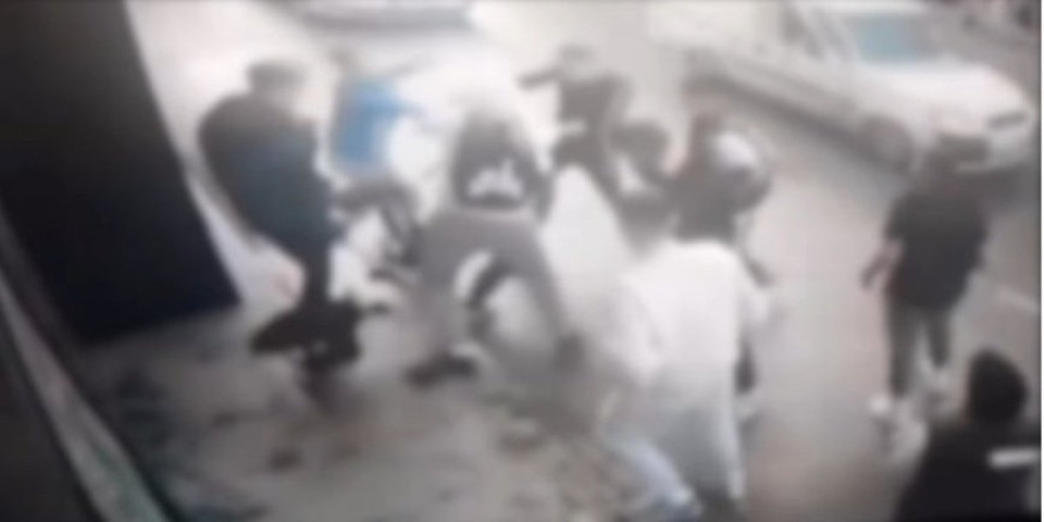 Tuča učenika nasred ulice! Uznemirujući snimak obračuna u Novom Pazaru, samo jedna žena pritrčala da razdvoji tinejdžere