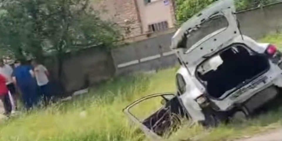 Automobil sleteo sa puta: Čeka se Hitna pomoć (Video)