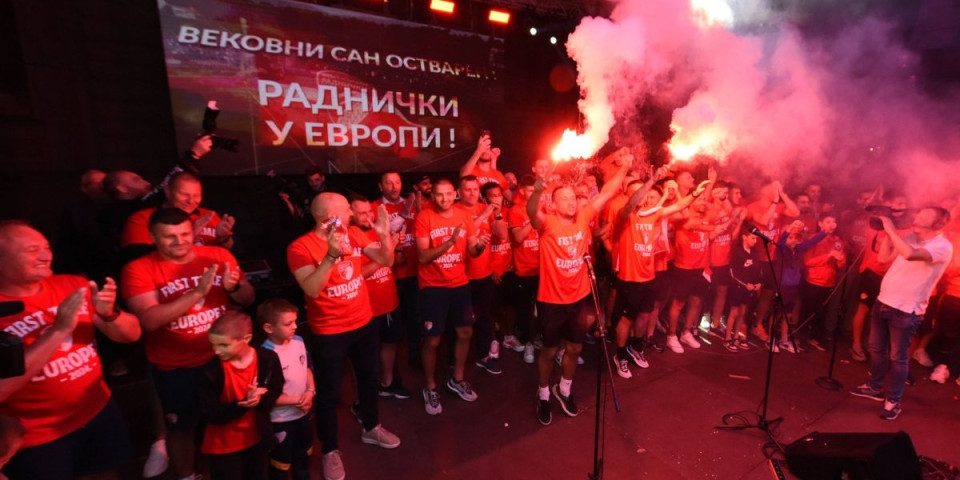 Kragujevac slavio istorijski uspeh! Fudbaleri Radničkog dočekani u centru grada (VIDEO/FOTO)