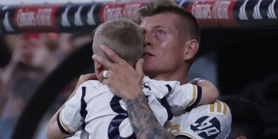 Kros zagrlio sina i plakao kao kiša! Ovo ga je dotuklo (VIDEO/FOTO)