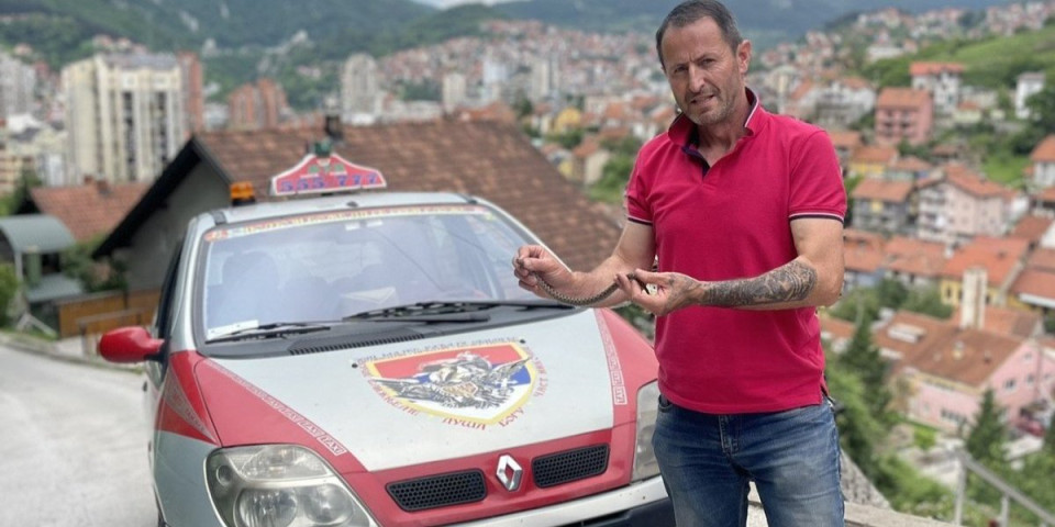 Taksista Arsenije uhvatio još jednog poskoka u Užicu! "To je samo još jedna potvrda da je u Srbiji Užice grad sa najviše zmija"! (FOTO)