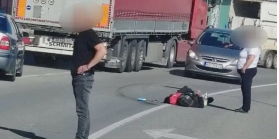Prve fotografije sudara na Ibarskoj: Motociklista se zakucao u automobil