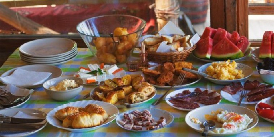 Srbi obožavaju da jedu najgori doručak! Holesterol raste, srce slabi- Ne slutimo šta radimo organizmu!