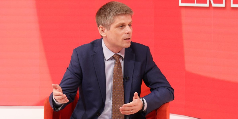 Gujon razmontirao novinara Žan-Arno Derensa! Već 26 godina vodi antisrpski medij u Francuskoj!