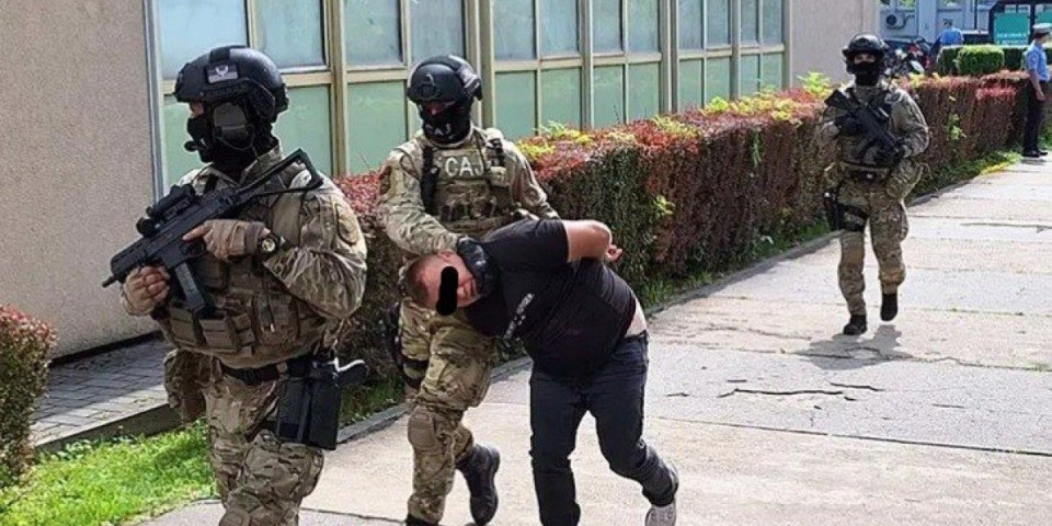 Žestok udar narko mafiji u Banjaluci! Do zuba naoružani specijalci uhapsili 19 osoba (FOTO/ VIDEO)