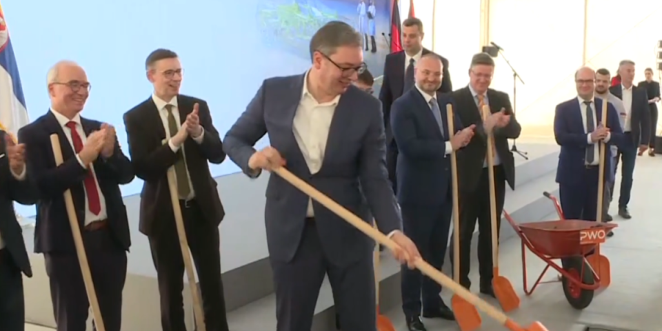 Nova radna mesta za više od 500 ljudi! Vučić položio kamen temeljac za novu fabriku PWO Group u Čačku: Bilo je bezbroj problema, ali uspeli smo!