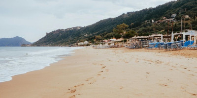 Srpski turista svedočio je neprijatnom prizoru na Kavosu, te je upozorio javnost da ne letuju tamo sa porodicom, jer je to mesto isključivo namenjeno za noćni život.