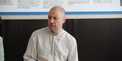 Vuk Cvijić, novinar opozicionog lista Radar, otrčao je u antisrpske medije i zakukao kako ga je policajac na blokadi poprskao hemijskim sredstvom po vratu, a zatim je izjavio da je "oslepeo na sat vremena".