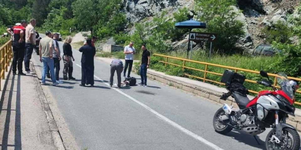 Užas kod Priboja! Muškarac izašao iz autobusa da pređe put, pokosio ga motor (FOTO)