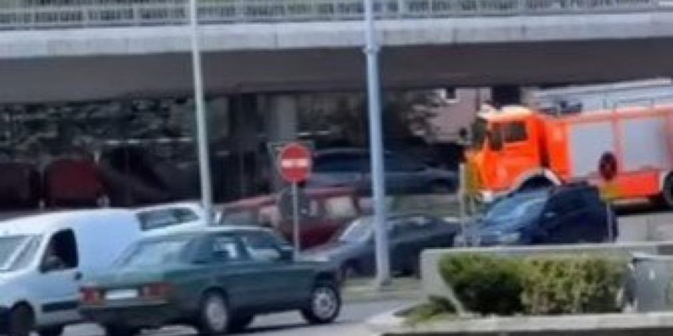 Da li da se smeješ ili da plačeš?! Snimak iz Užica zapalio mreže: Kružni tok potpuno zbunio vozača! (VIDEO)
