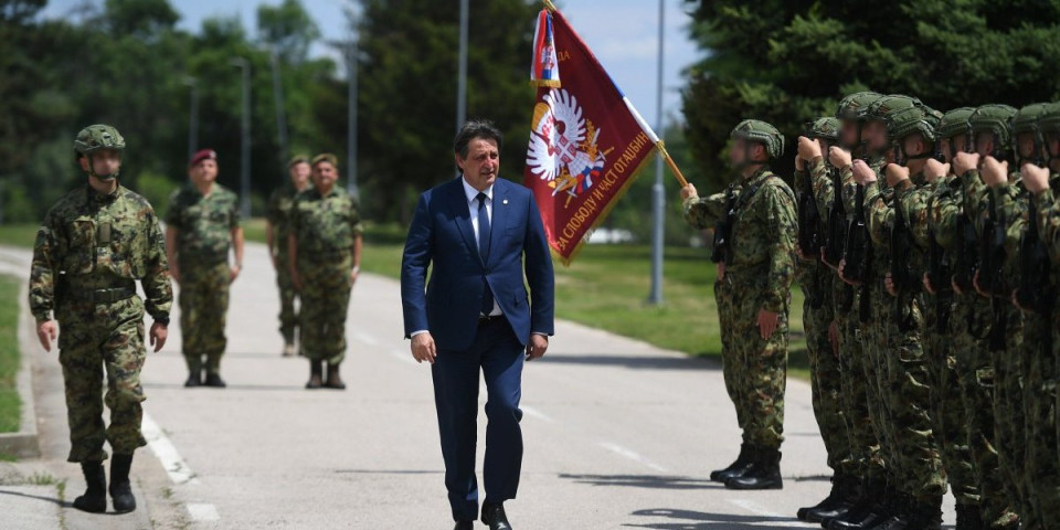 Ministar Gašić obišao 63. padobransku brigadu (FOTO)