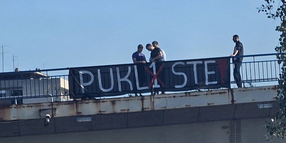 Antisrpska koalicija krši izbornu tišinu! Pogačar, Holik i Brković istakli transparent na mostu u Novom Sadu