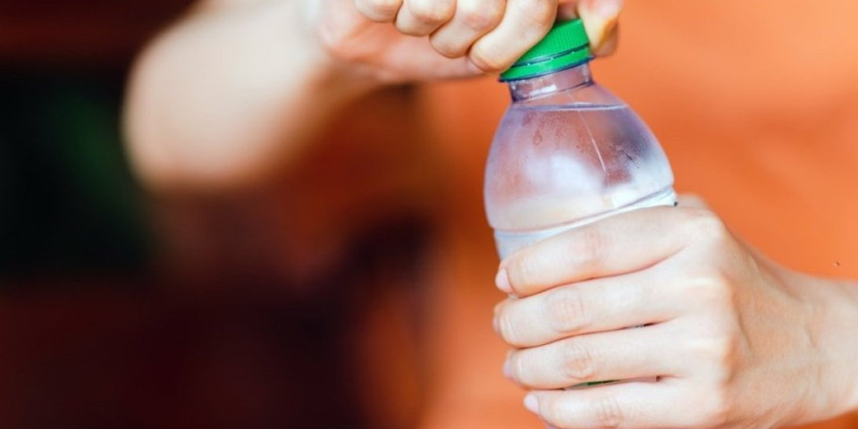 Trik da vam voda u flašici leti ostane hladna! Fenomenalno rešenje da ne izgorite od vrućine (VIDEO)