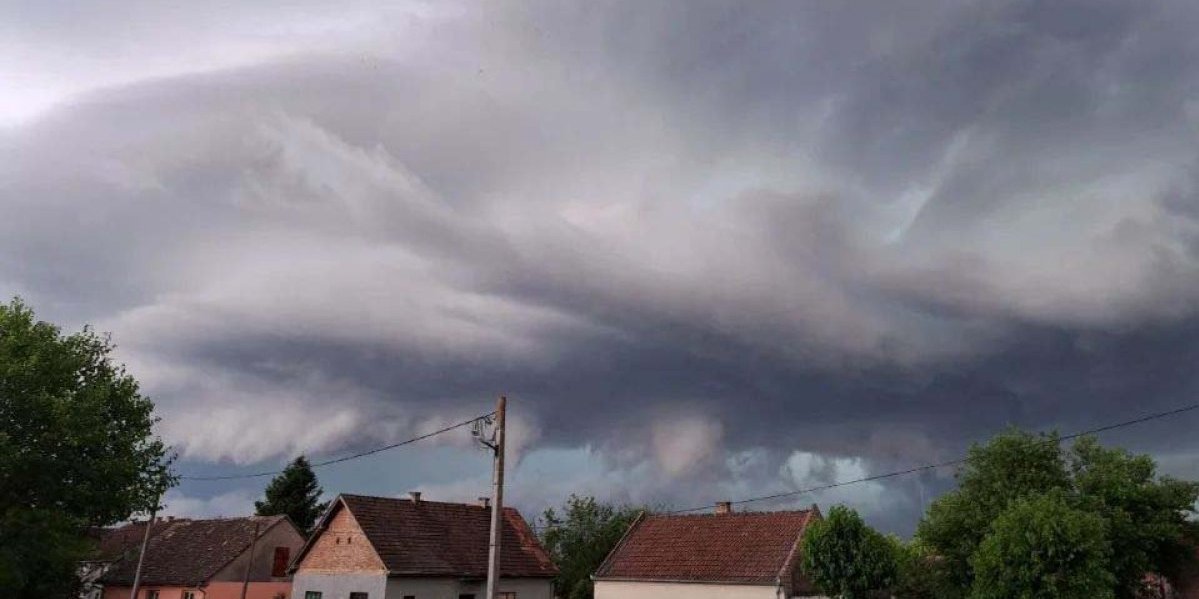Oluja se već stuštila na Srbiju! Hitno upozorenje RHMZ: Ovi delovi sledeći na udaru! (FOTO/VIDEO)