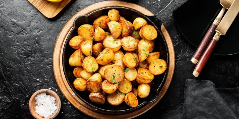 Mladi krompirići iz rerne kakve niste probali: Jedna dobitna kombinacija ih čini mirisnim i sočnim