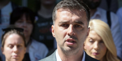 Savo Manjolović, koji se nalazi na čelu opozicione inicijative Kreni-promeni, svojim izjavama je, gostujući u jednom podkastu, pokazao da priželjkuje krvavi scenario na ulicama Srbije, pri čemu je podsetio i na brutalno ubistvo 140 naprednjaka.