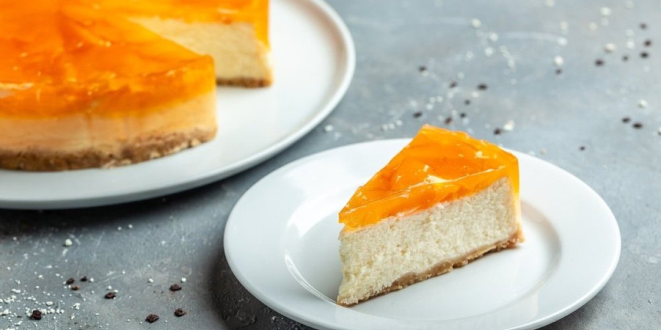 Neodoljivi kremasti kolač od breskve i bele čokolade: Nežan spoj mlečnog ukusa i voćne svežine