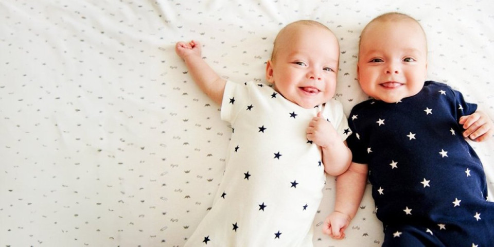 Blizanci raznežili milione! Mama objavila video sa bebama koje smehom svima poprave raspoloženje (VIDEO)