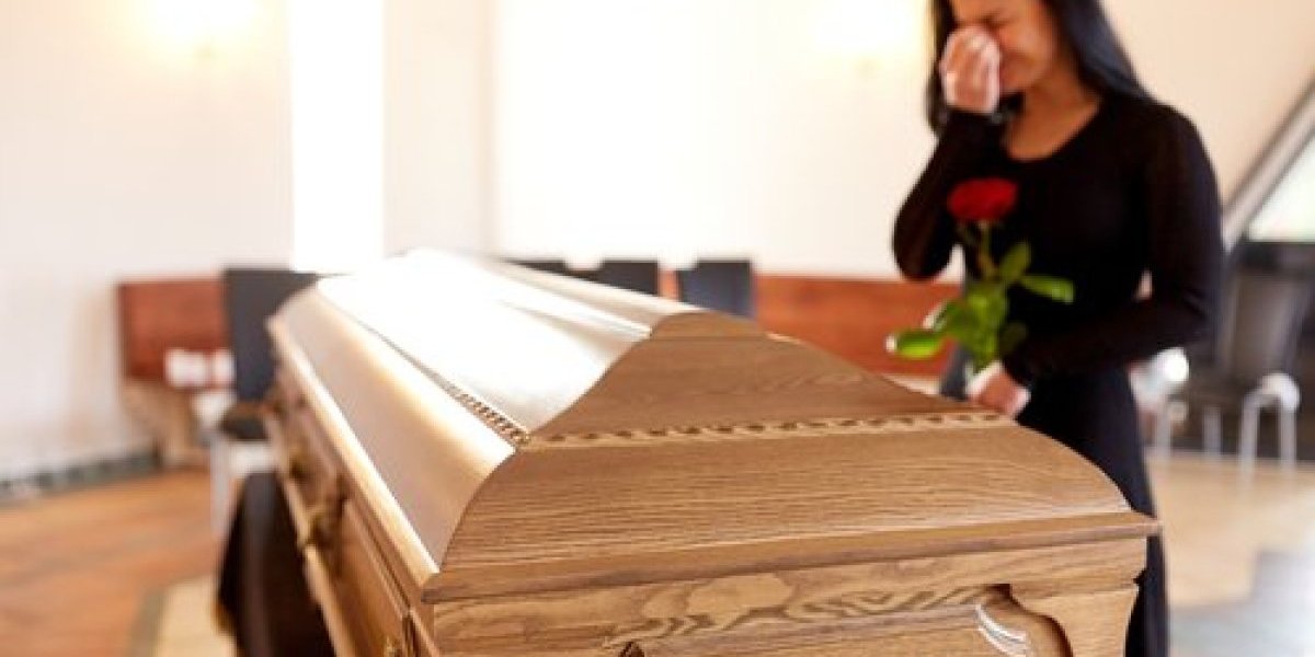 Pokojnik se postavlja u pravcu istoka, a zatim se nad njim bdi? Srpski običaji na dan sahrane deluju nevino, ali simbolika je zapanjujuća