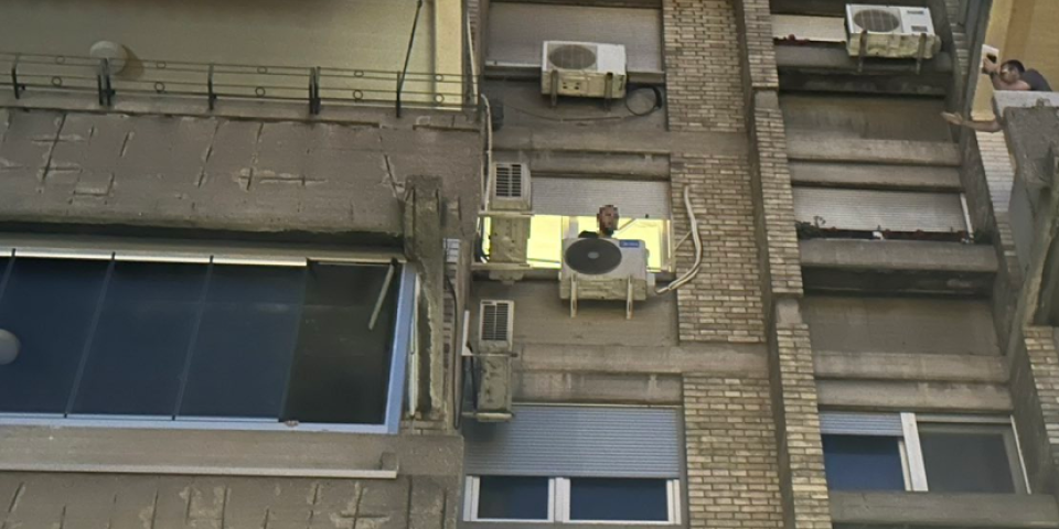 Ovo je muškarac koji je pretio da će skočiti sa zgrade! Slike i snimci drame iz centra Beograda